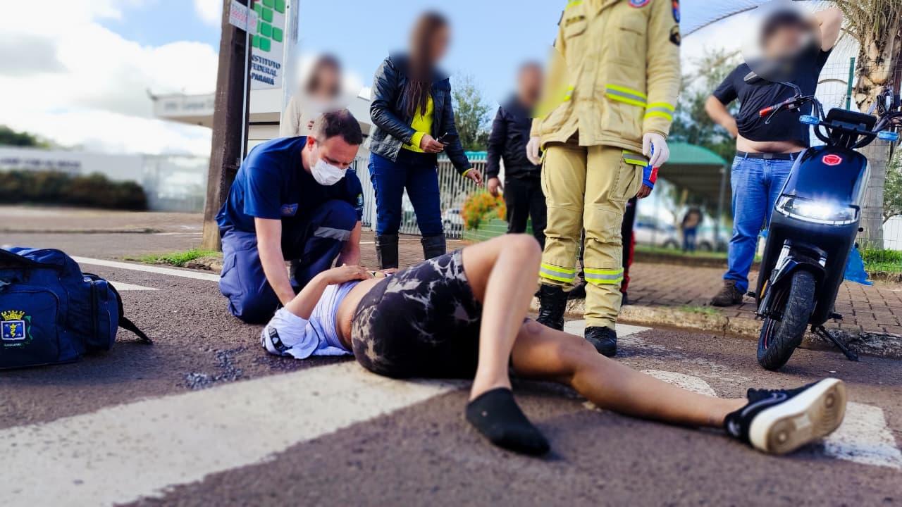 Mulher cai de moto elétrica e fica inconsciente na Avenida das Pombas
