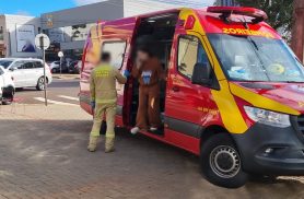 Mulher é socorrida após acidente entre Argo e Volvo XC90 no Centro de Cascavel