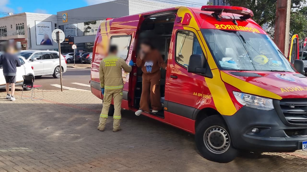 Mulher é socorrida após acidente entre Argo e Volvo XC90 no Centro de Cascavel