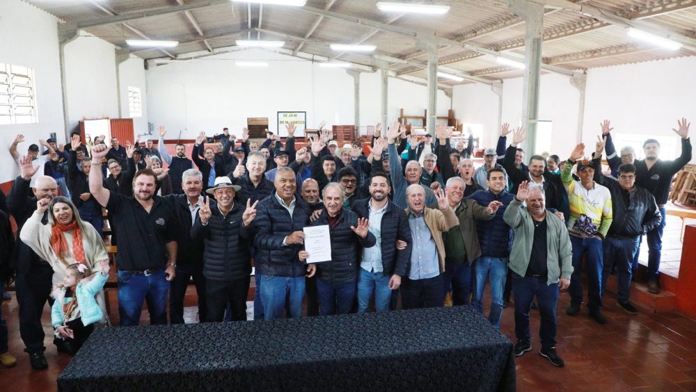Prefeitura inicia pavimentação da Estrada Rural do Castelo com investimento de R$ 6,4 milhões Imagem referente a Prefeitura inicia pavimentação da Estrada Rural do Castelo com investimento de R$ 6,4 milhões