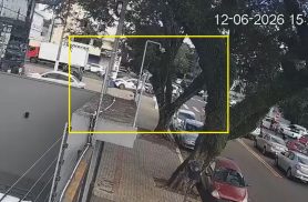Câmera flagra acidente que deixou mulher ferida no Centro
