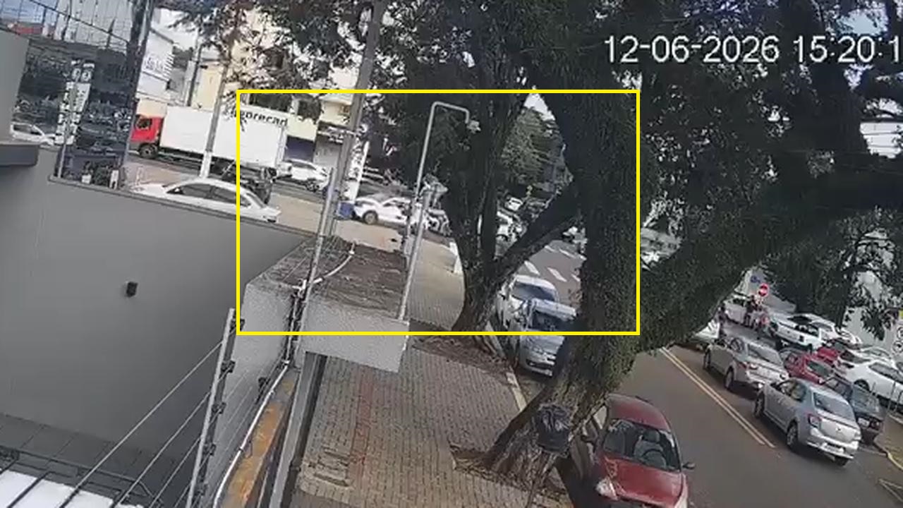 Câmera flagra acidente que deixou mulher ferida no Centro