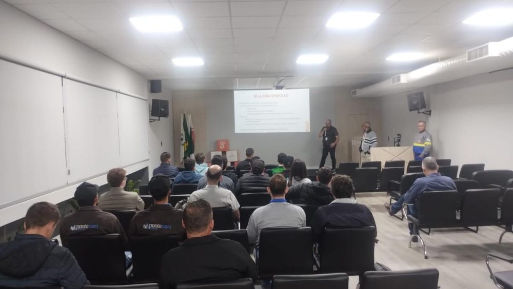 Copel orienta operadoras de internet de Cascavel sobre normas de cabeamento em postes Imagem referente a Copel orienta operadoras de internet de Cascavel sobre normas de cabeamento em postes