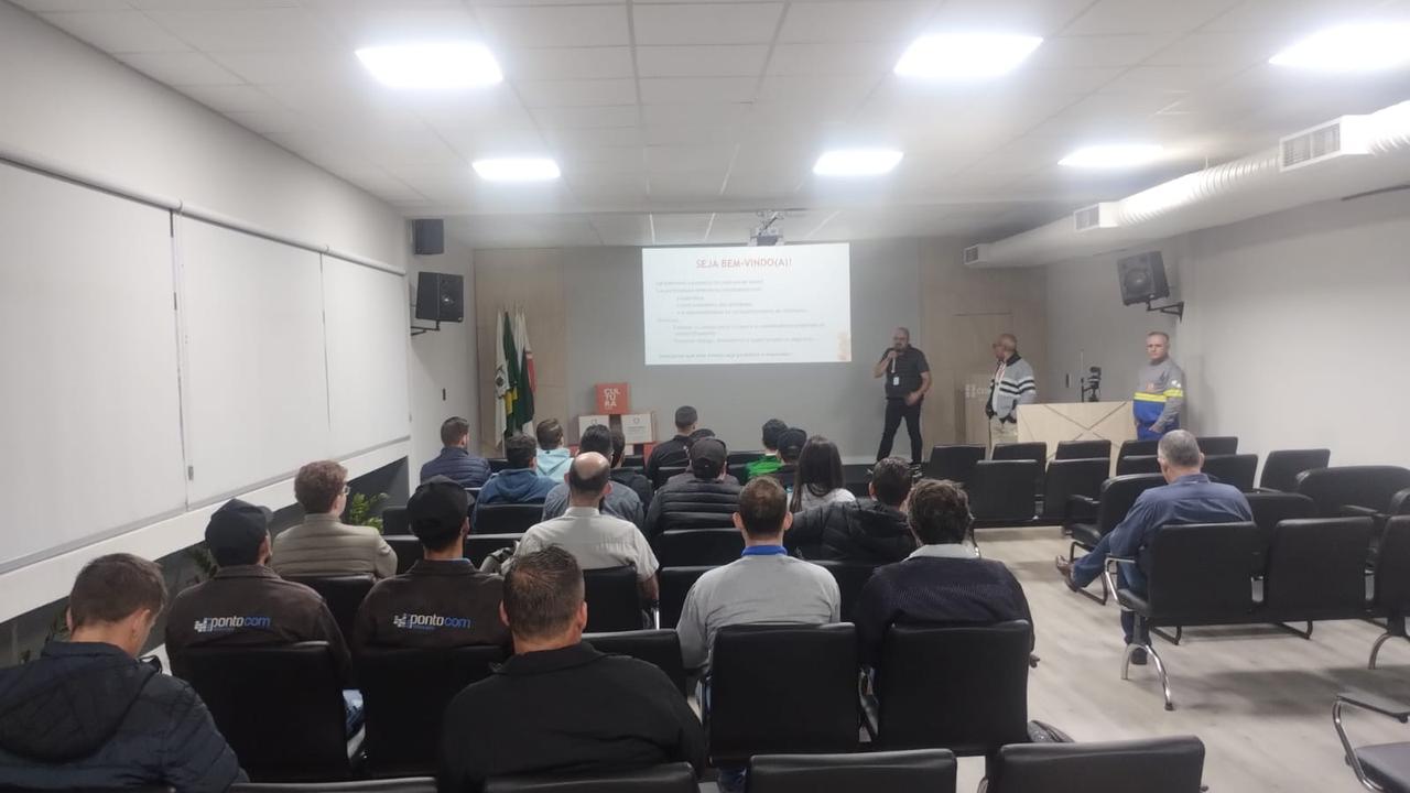 Imagem referente a Copel orienta operadoras de internet de Cascavel sobre normas de cabeamento em postes