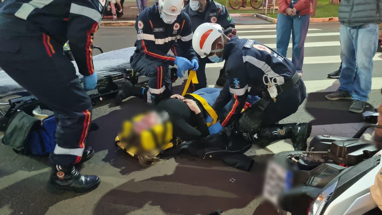 Colisão traseira deixa mulher ferida na Avenida Brasil