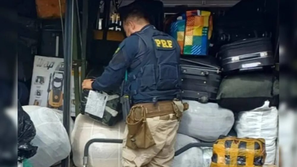 Mala trancada com cadeado esconde ossada humana e cinzas em ônibus interestadual Imagem referente a Mala trancada com cadeado esconde ossada humana e cinzas em ônibus interestadual