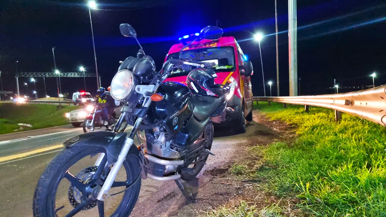 Homem é socorrido pelo Siate após acidente com moto no Trevo Cataratas