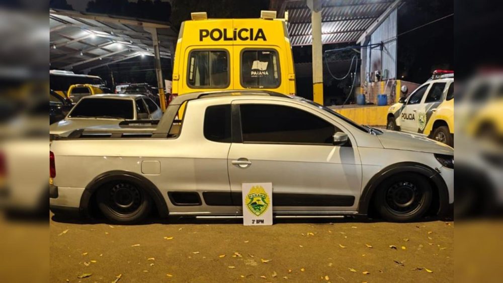 Veículo rebaixado é apreendido após raspar chassi no asfalto em Pato Branco Imagem referente a Veículo rebaixado é apreendido após raspar chassi no asfalto em Pato Branco