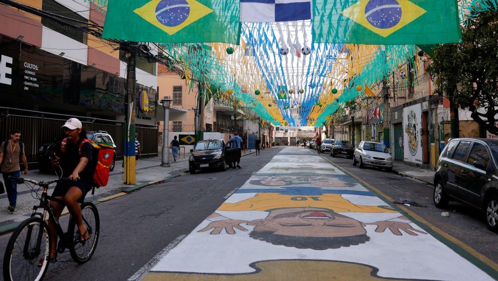 Ruas decoradas para Copa do Mundo reforçam vínculo comunitário no Rio Imagem referente a Ruas decoradas para Copa do Mundo reforçam vínculo comunitário no Rio