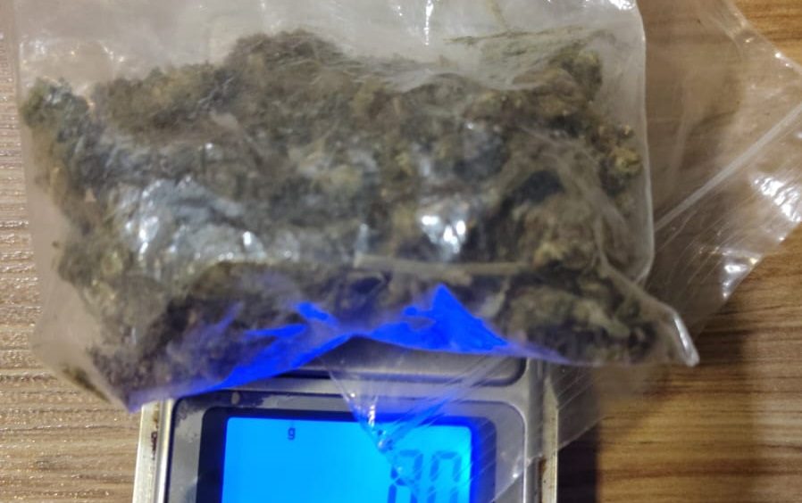 Homem é flagrado com 8 gramas de maconha durante operação da PM em bar no Centro de Cascavel Imagem referente a Homem é flagrado com 8 gramas de maconha durante operação da PM em bar no Centro de Cascavel