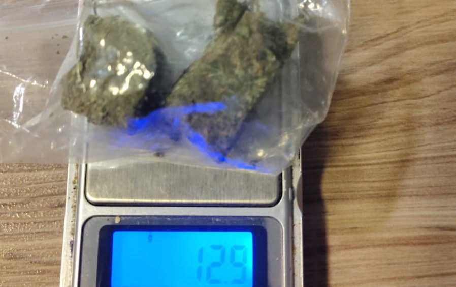 Homem é flagrado com quase 13 gramas de maconha durante operação da PM no Centro de Cascavel Imagem referente a Homem é flagrado com quase 13 gramas de maconha durante operação da PM no Centro de Cascavel