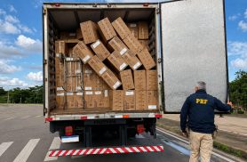 PRF apreende caminhão com 250 mil maços de cigarros contrabandeados que seriam trazidos para Cascavel