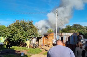Casa é tomada por incêndio no Bairro Neva em Cascavel