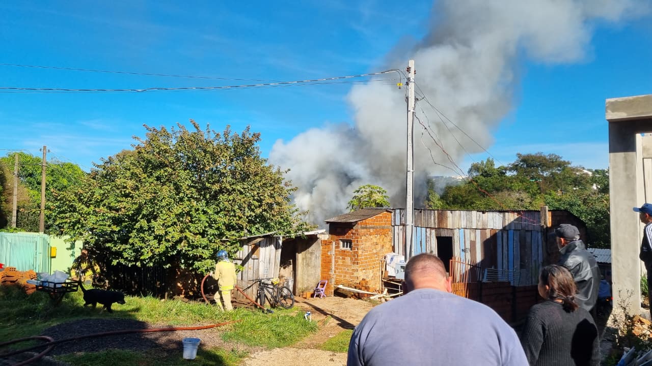 Casa é tomada por incêndio no Bairro Neva em Cascavel