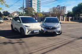 Acidente entre BYD e Honda Fit deixa trânsito parcialmente interditado no Centro de Cascavel