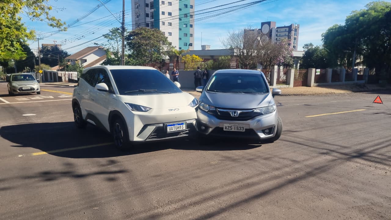 Acidente entre BYD e Honda Fit deixa trânsito parcialmente interditado no Centro de Cascavel