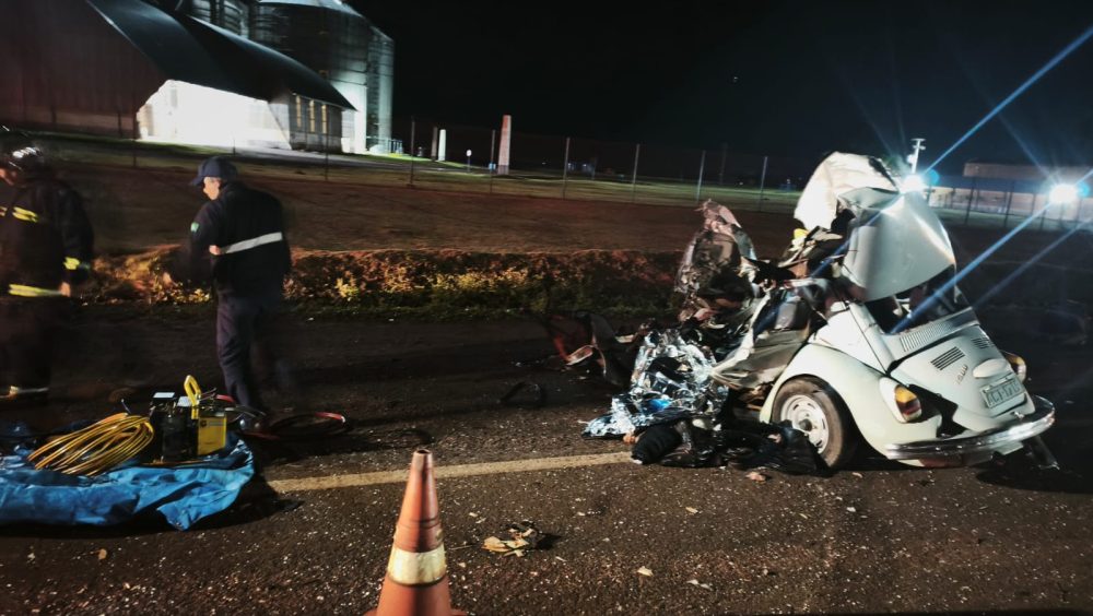 Homem de 31 anos morre após colisão frontal entre Fusca e ônibus na PR-239 em Assis Chateaubriand Imagem referente a Homem de 31 anos morre após colisão frontal entre Fusca e ônibus na PR-239 em Assis Chateaubriand