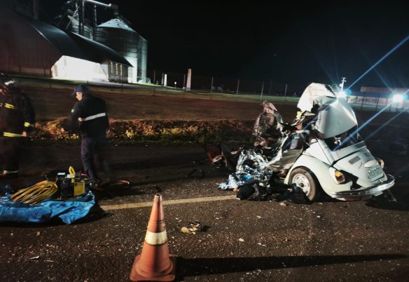 Homem de 31 anos morre após colisão frontal entre Fusca e ônibus na PR-239 em Assis Chateaubriand