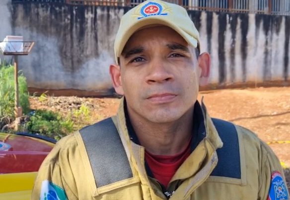 Casa já estava tomada pelo fogo quando as equipes chegaram, relata oficial dos Bombeiros