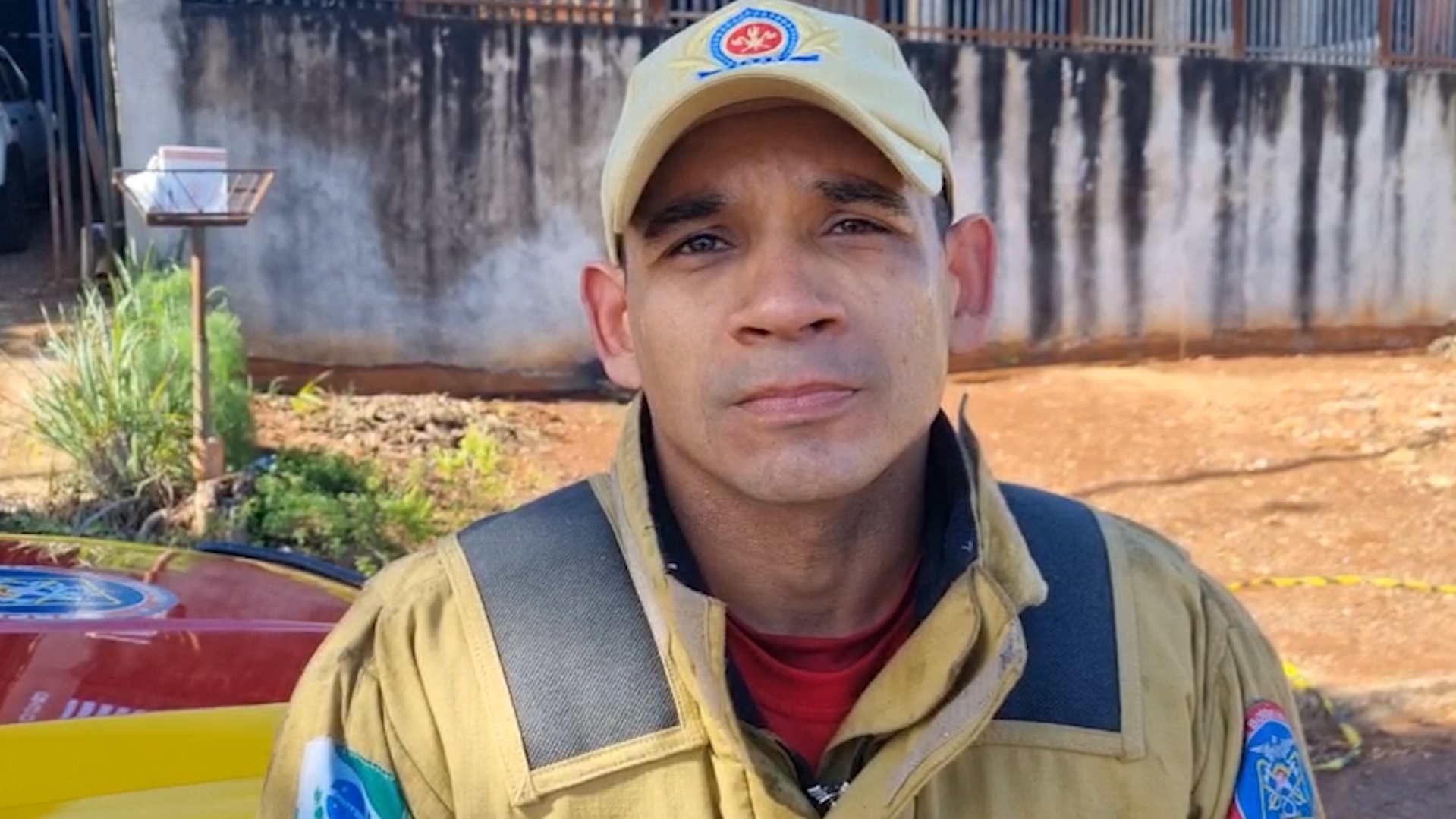 Casa já estava tomada pelo fogo quando as equipes chegaram, relata oficial dos Bombeiros