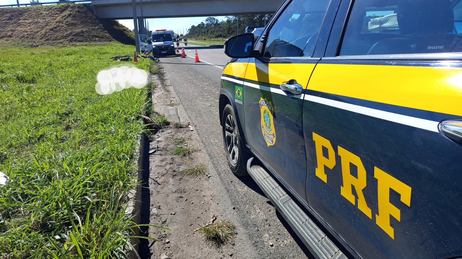 Imagem relativa a Motorista de carreta passa mal, atinge ciclista que morre e provoca sequência de colisões na BR-476