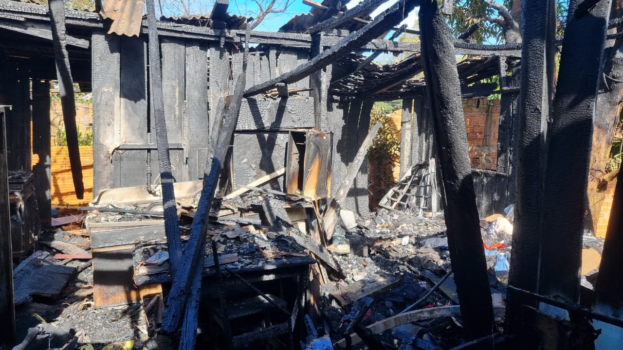 Veja como ficou a casa destruída por incêndio no Bairro Neva, em Cascavel