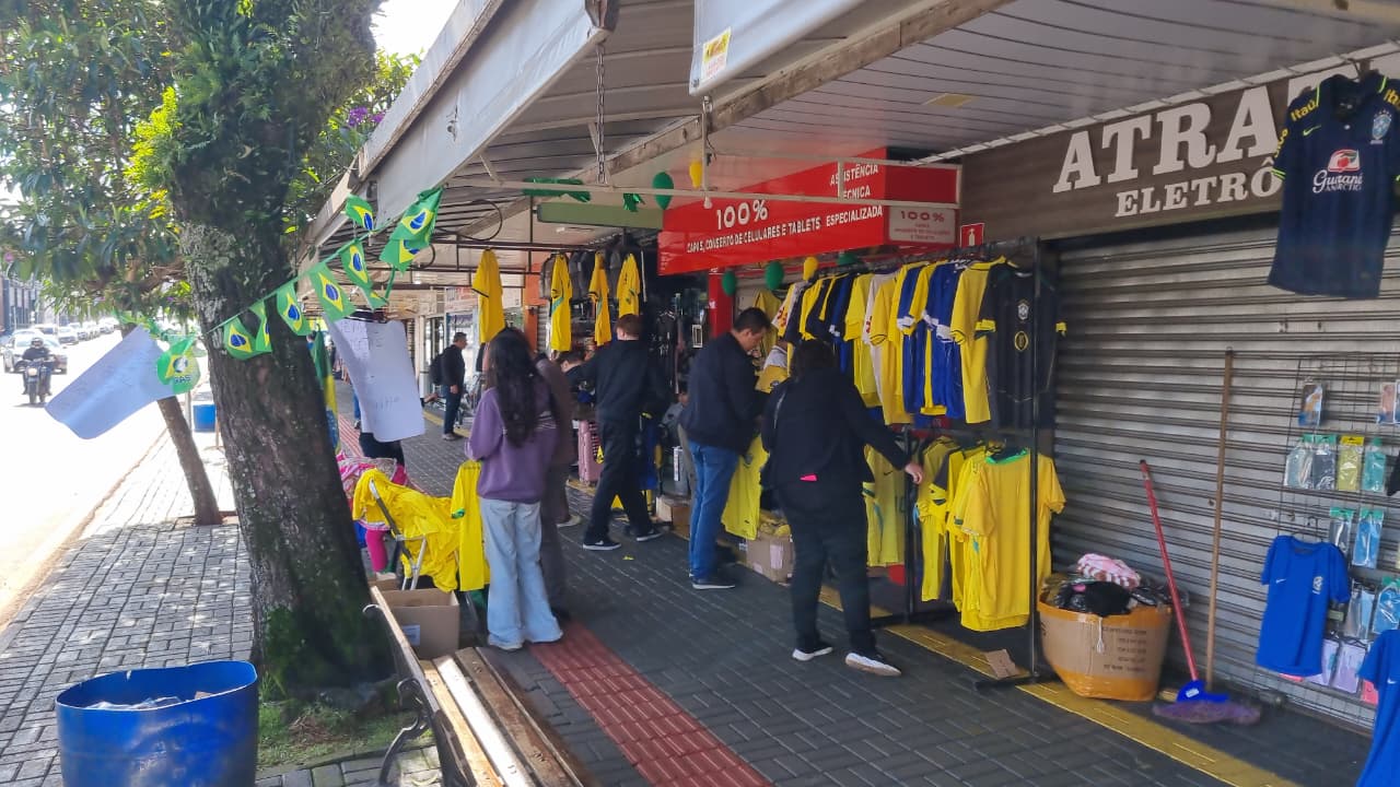 Brasil estreia na Copa do Mundo e comércio de Cascavel aposta na paixão da torcida