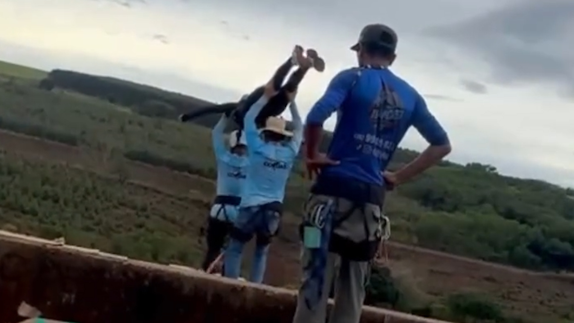 Esqueceram a corda no Rope Jump! Mulher é arremessada de ponte e morre