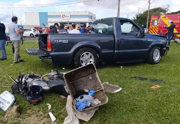 Pancada! Durante test drive de F-250, motorista atinge motociclistas
