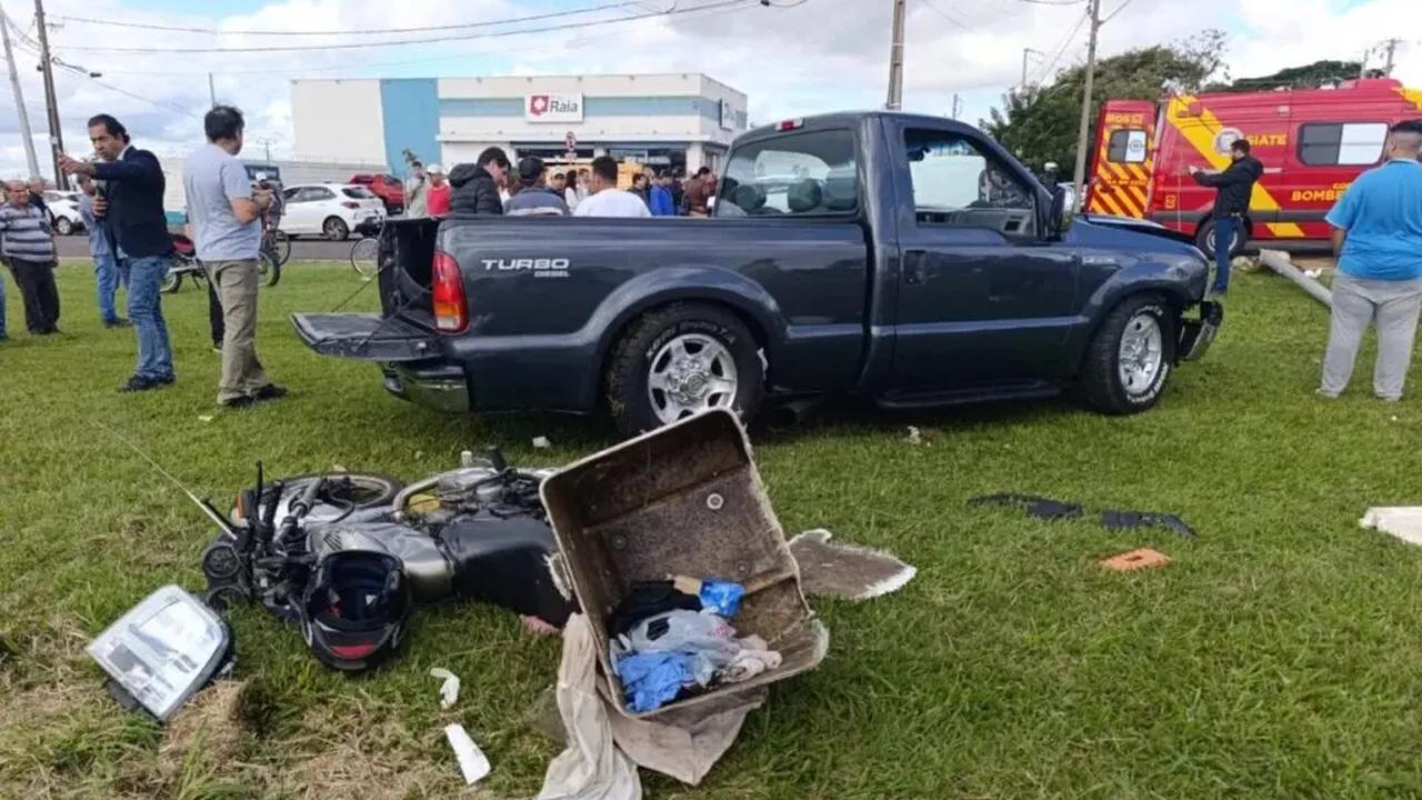 Imagem relativa a Pancada! Durante test drive de F-250, motorista atinge motociclistas