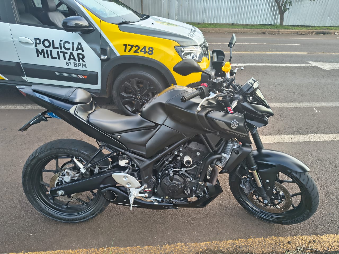 Motocicleta é apreendida pela Polícia Militar na Rua Maranhão Imagem referente a Motocicleta é apreendida pela Polícia Militar na Rua Maranhão