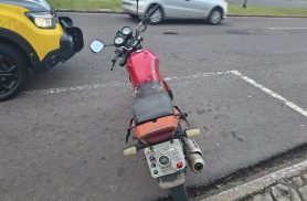 Sem habilitação, homem é flagrado conduzindo moto com R$ 12 mil em débitos
