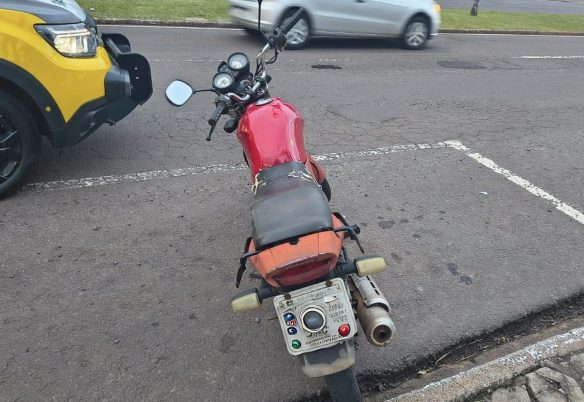 Sem habilitação, homem é flagrado conduzindo moto com R$ 12 mil em débitos