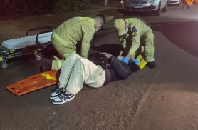 Mulher sofre queda ao passar por buraco na Rua da Bandeira