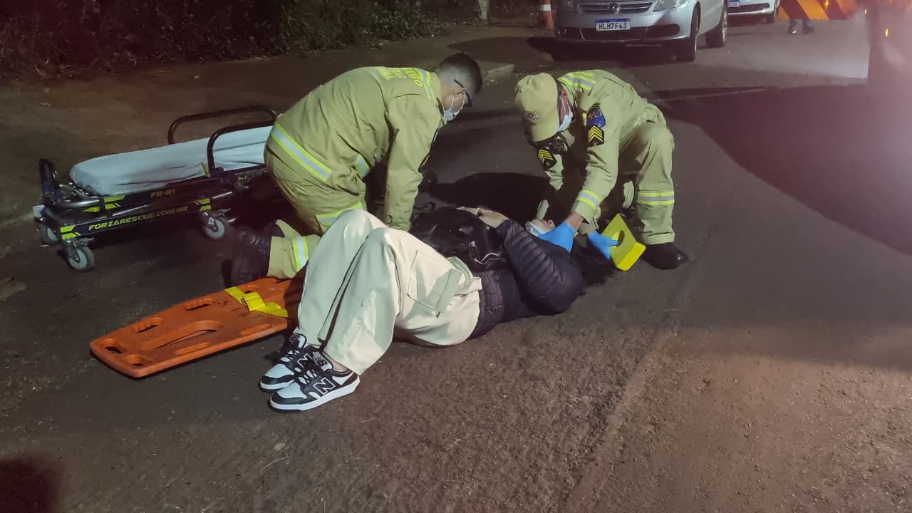 Mulher sofre queda ao passar por buraco na Rua da Bandeira