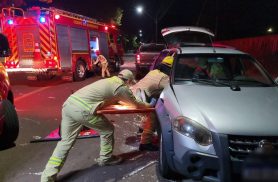 Passageira fica presa em veículo após forte colisão entre Ranger e Palio Weekend