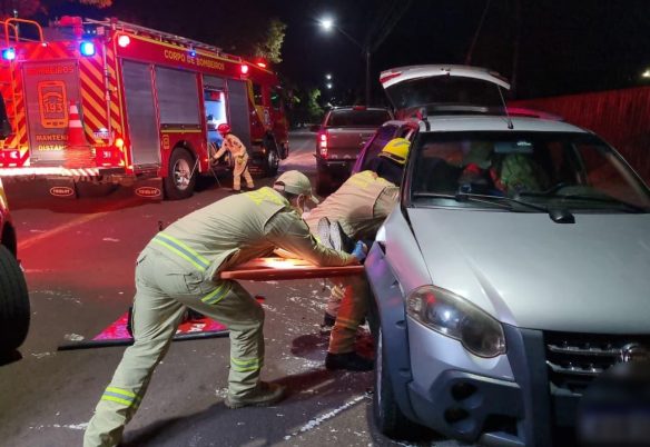 Passageira fica presa em veículo após forte colisão entre Ranger e Palio Weekend