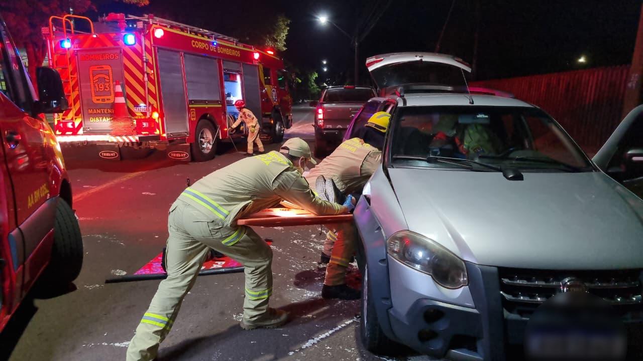 Passageira fica presa em veículo após forte colisão entre Ranger e Palio Weekend