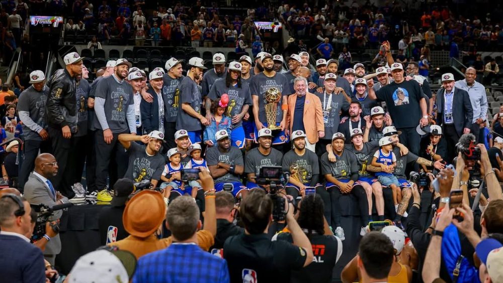 Knicks repetem recuperação incrível, vencem Spurs no Texas e são campeões da NBA Imagem referente a Knicks repetem recuperação incrível, vencem Spurs no Texas e são campeões da NBA