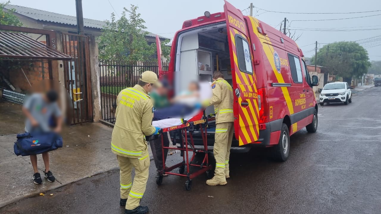 Durante faxina, mulher é atingida por guarda-roupa e precisa de socorro