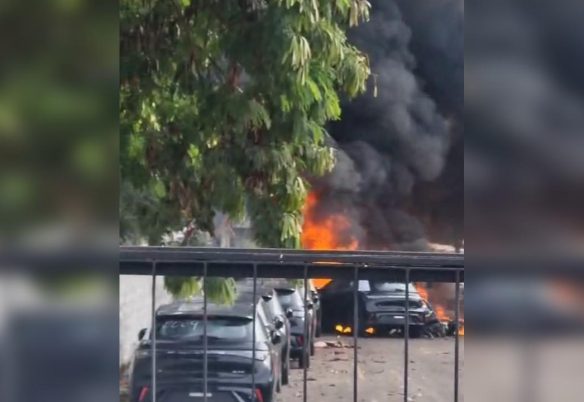 Incêndio após queda de helicópteros destrói cerca de 20 carros elétricos; veja vídeo