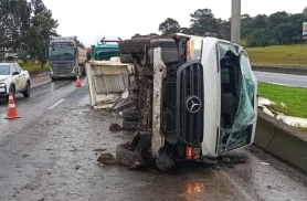 Caminhão capota após evitar colisão com carro na rodovia BR-376