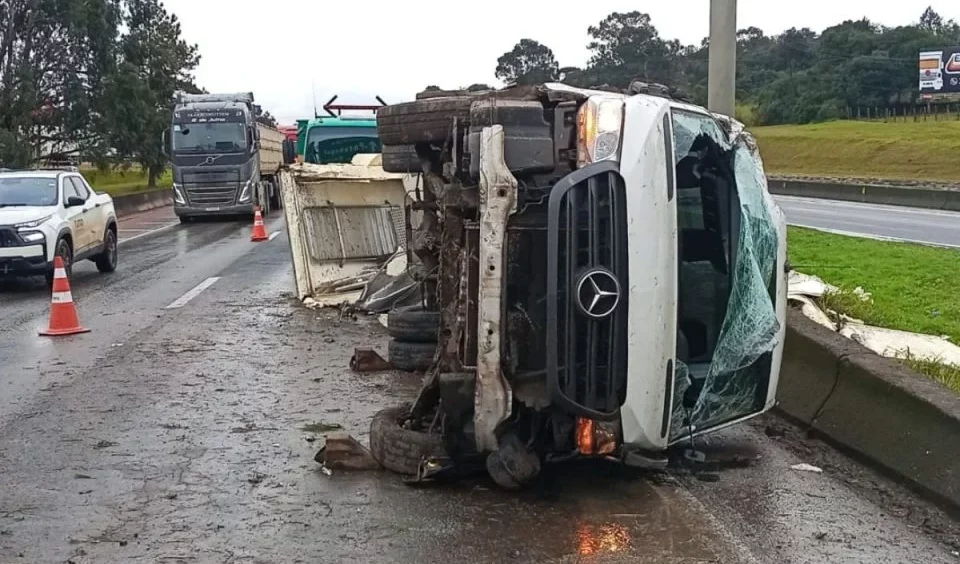 Caminhão capota após evitar colisão com carro na rodovia BR-376 Imagem referente a Caminhão capota após evitar colisão com carro na rodovia BR-376