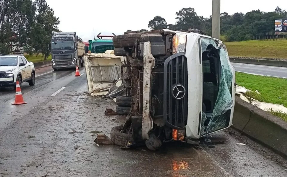 Imagem referente a Caminhão capota após evitar colisão com carro na rodovia BR-376