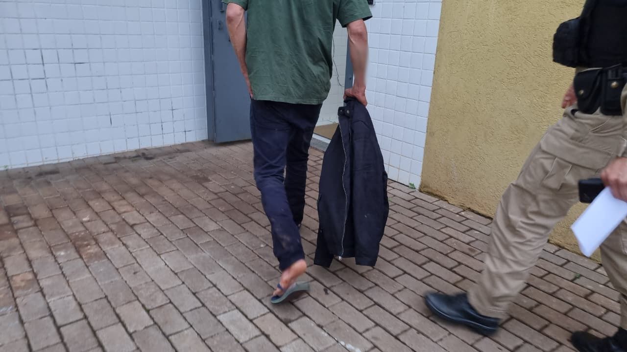 Após discussão, homem ameaça e passa ‘fio da faca’ no pescoço da companheira e acaba detido