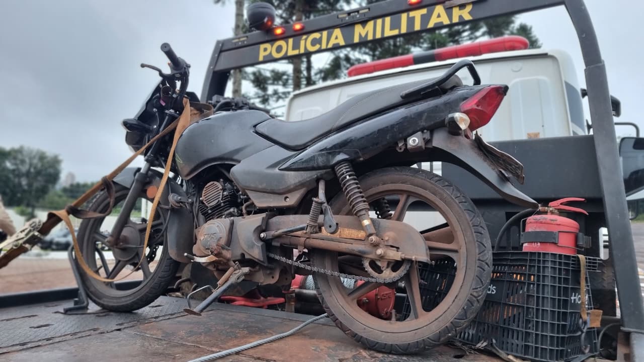 Moto furtada ontem é recuperada pela PM no Bairro Floresta; Jovem é detido