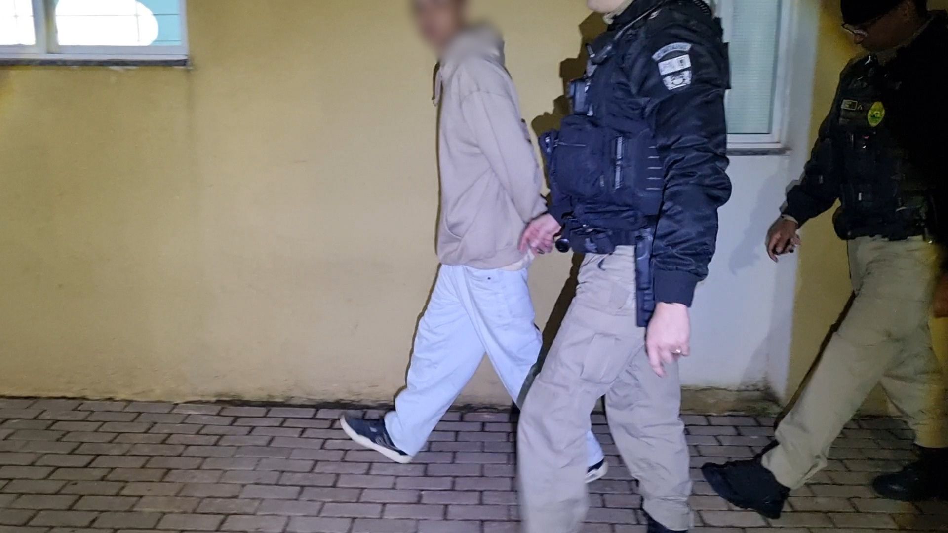 Mãe vai à casa da filha após saber de agressão e vítima tenta pegar arma de PM para defender o companheiro