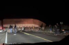 Colisão entre carro e caminhão bitrem bloqueia trânsito na PRc-467