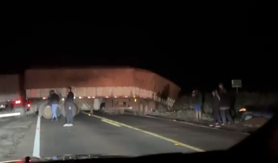 Imagem referente a Colisão entre carro e caminhão bitrem bloqueia trânsito na PRc-467