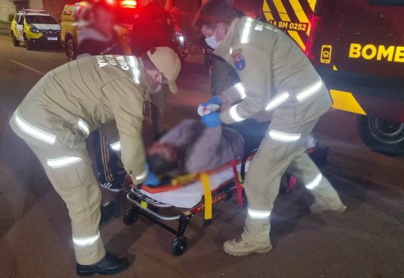 Homem tem grande corte no rosto após ser esfaqueado por mulher no Santa Cruz